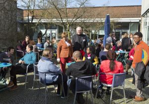  Austausch bei Sonnenschein